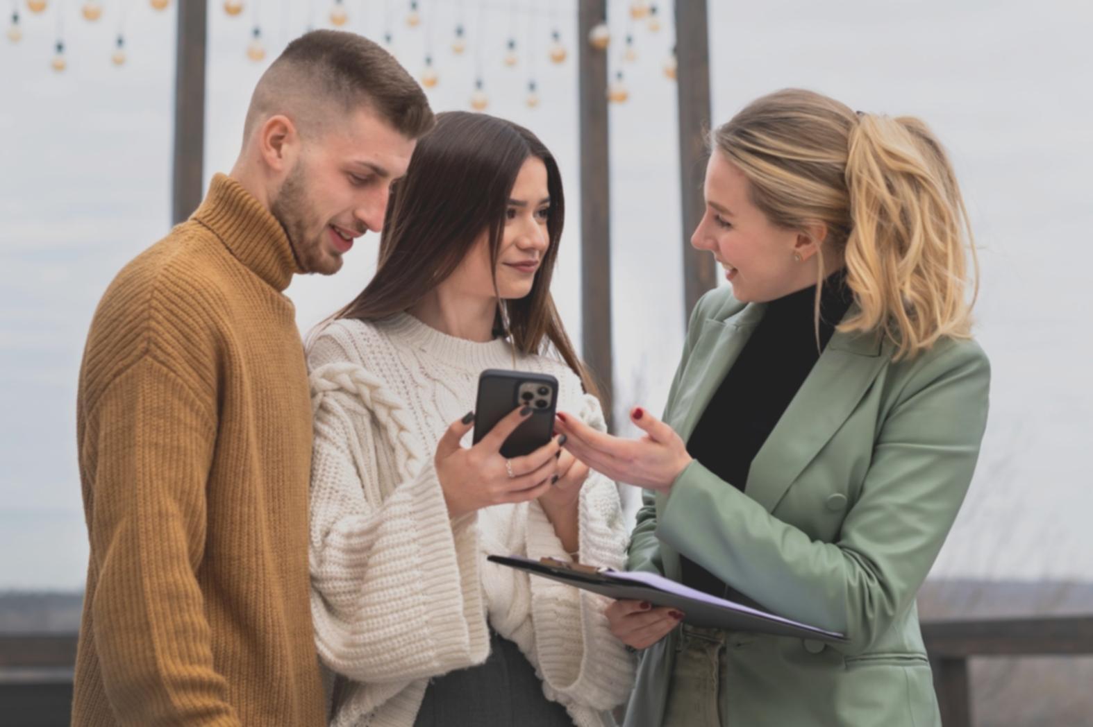 Espace de travail avec documentation financière et ordinateur portable pour analyser les données patrimoniales